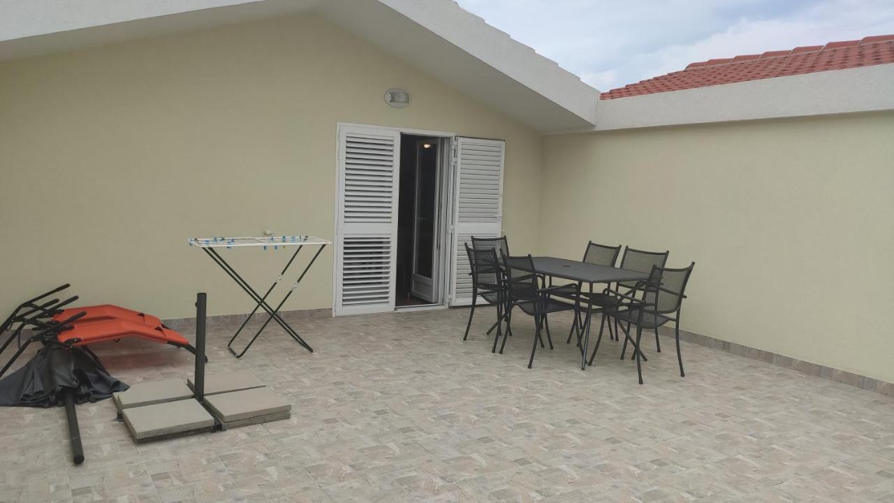 Apartmani Andrea Karlobag Exterior photo